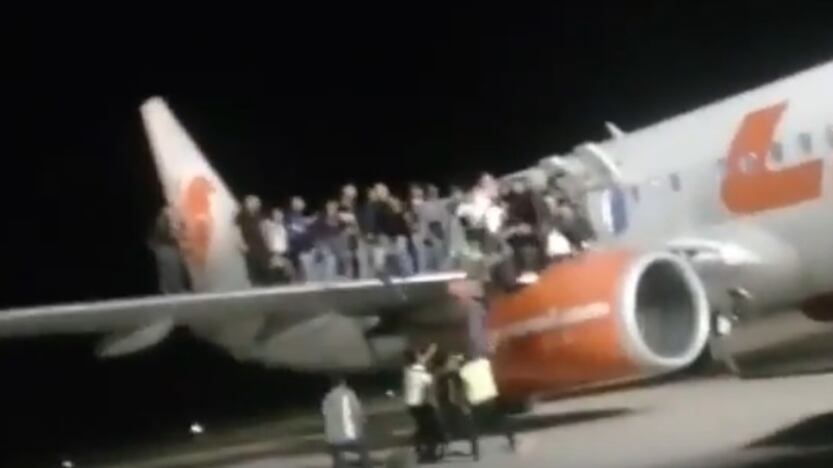 "C'è una bomba sull'aereo": i passeggeri spaventati saltano dalle ali