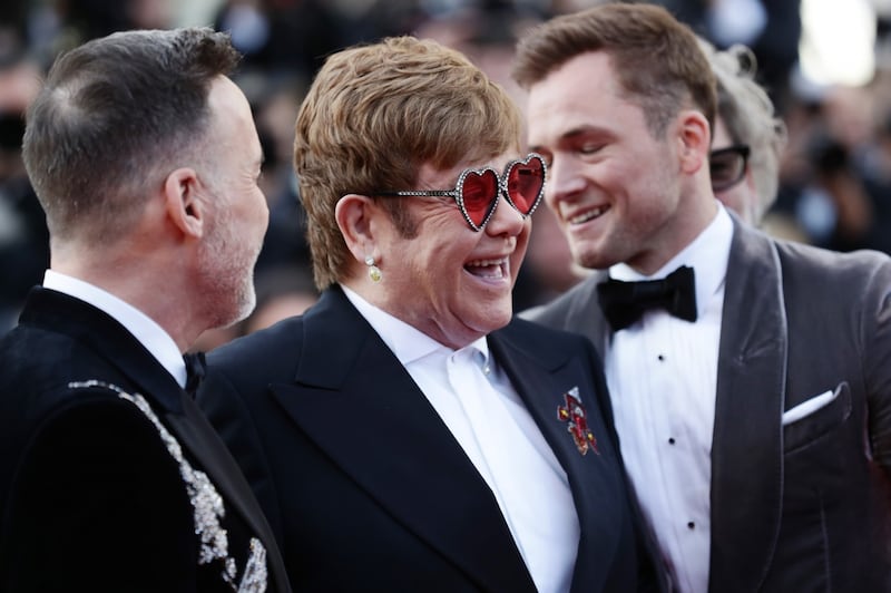 Elton John promuove "Rocket Man": foto 5