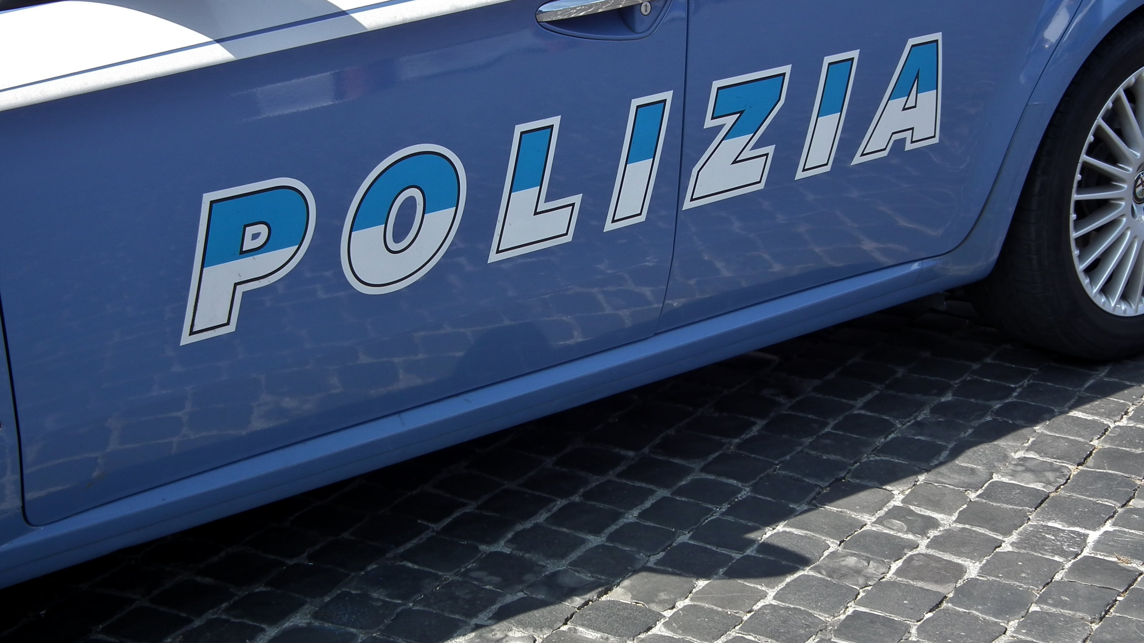 Porta al bagno pubblico la bimba di sei anni: molestata da uno straniero