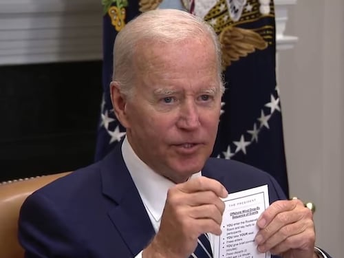 "Devi prendere posto e salutare...". Lo strano promemoria di Joe Biden che imbarazza il presidente