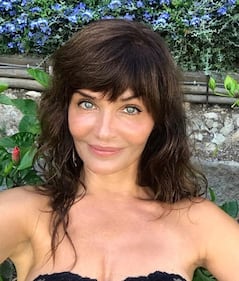 Helena Christensen seducente al sole  7