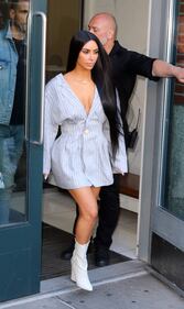 Kim Kardashian hot: bionda e scollata su Twitter 42