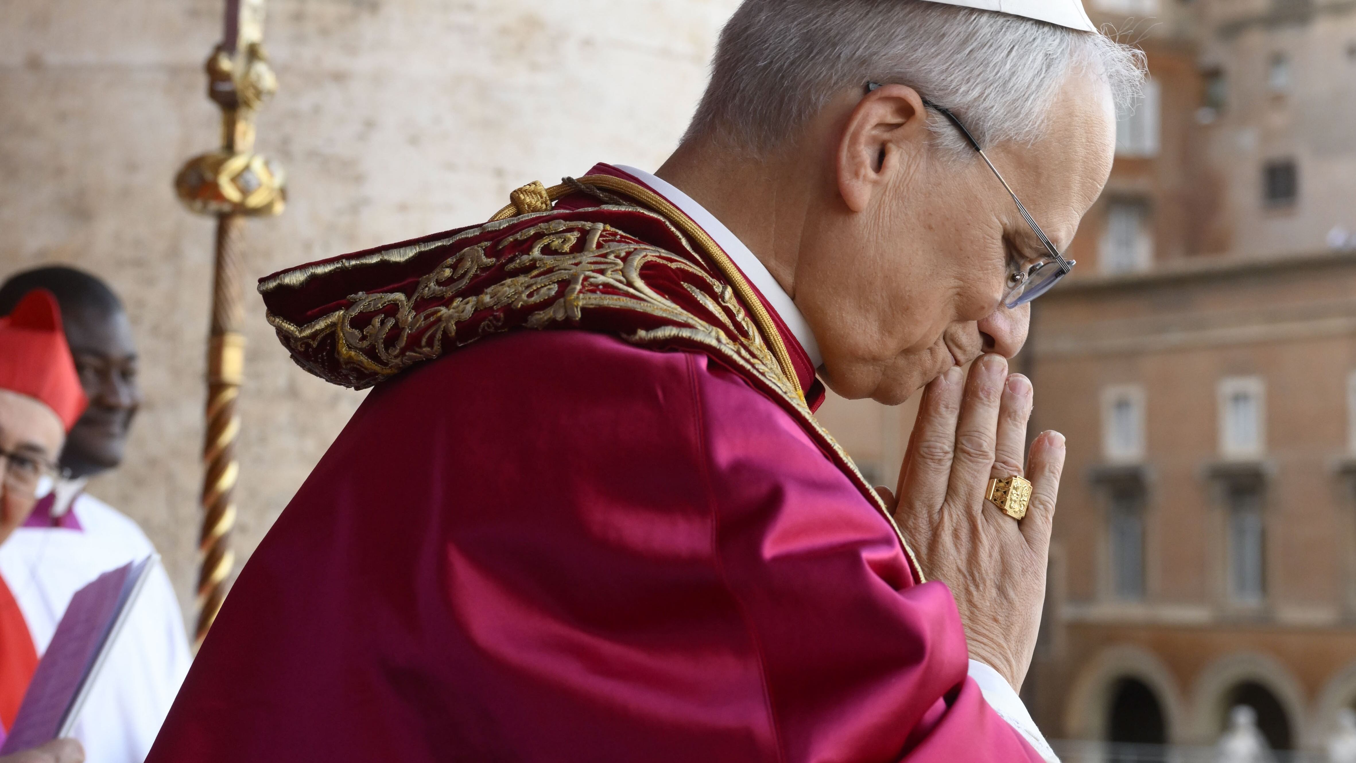 "Cinque metri di tessuto e cinque giorni di lavorazione". Cosa si cela dietro l'abito di papa Leone XVI