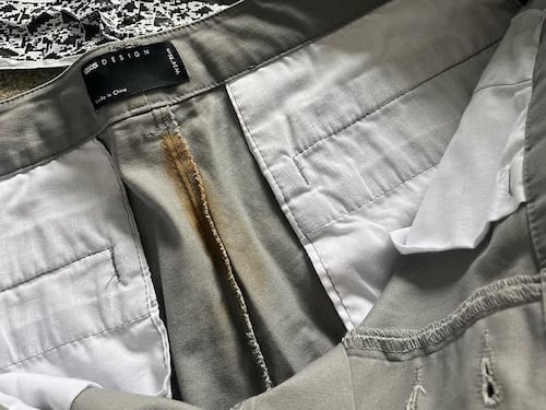 Compra online dei pantaloni ma gli arrivano sporchi: Asos nella bufera