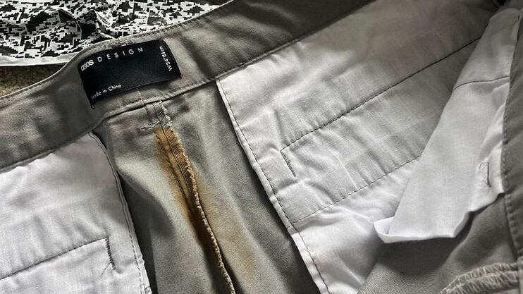 Compra online dei pantaloni ma gli arrivano sporchi: Asos nella bufera