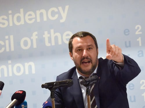 Anarchico su Fb contro Salvini: "Sparati in bocca"