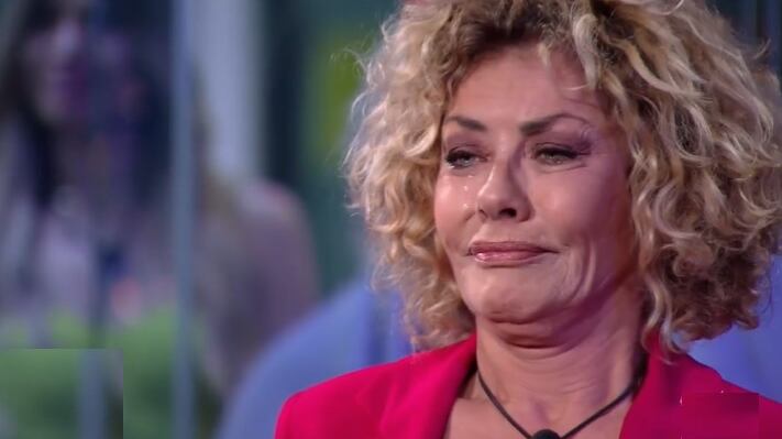Il dramma di Eva Grimaldi: "Per un anno sono andata in giro con un solo seno"