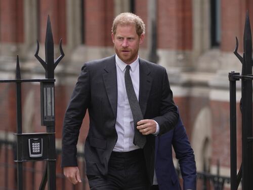 Isolato dai suoi, in debito coi tabloid. L'amaro doppio schiaffo per Harry