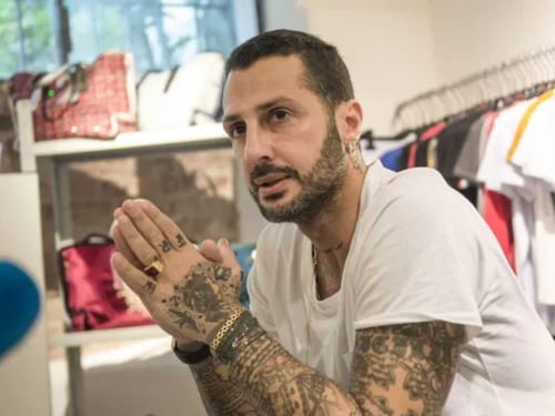 "Ridammi i soldi". Fabrizio Corona evade per andare a casa di Nina Moric