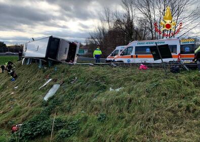 Bus si ribalta in autostrada 5