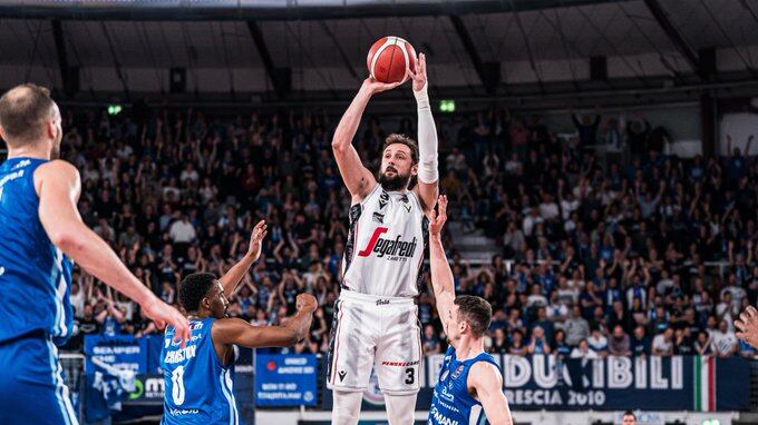 Basket, la Virtus Bologna espugna Brescia e vola in testa alla classifica