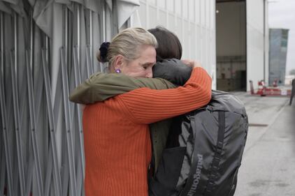 Cecila Sala in aeroporto. L'abbraccio con i familiari, l'incontro con la Meloni 1