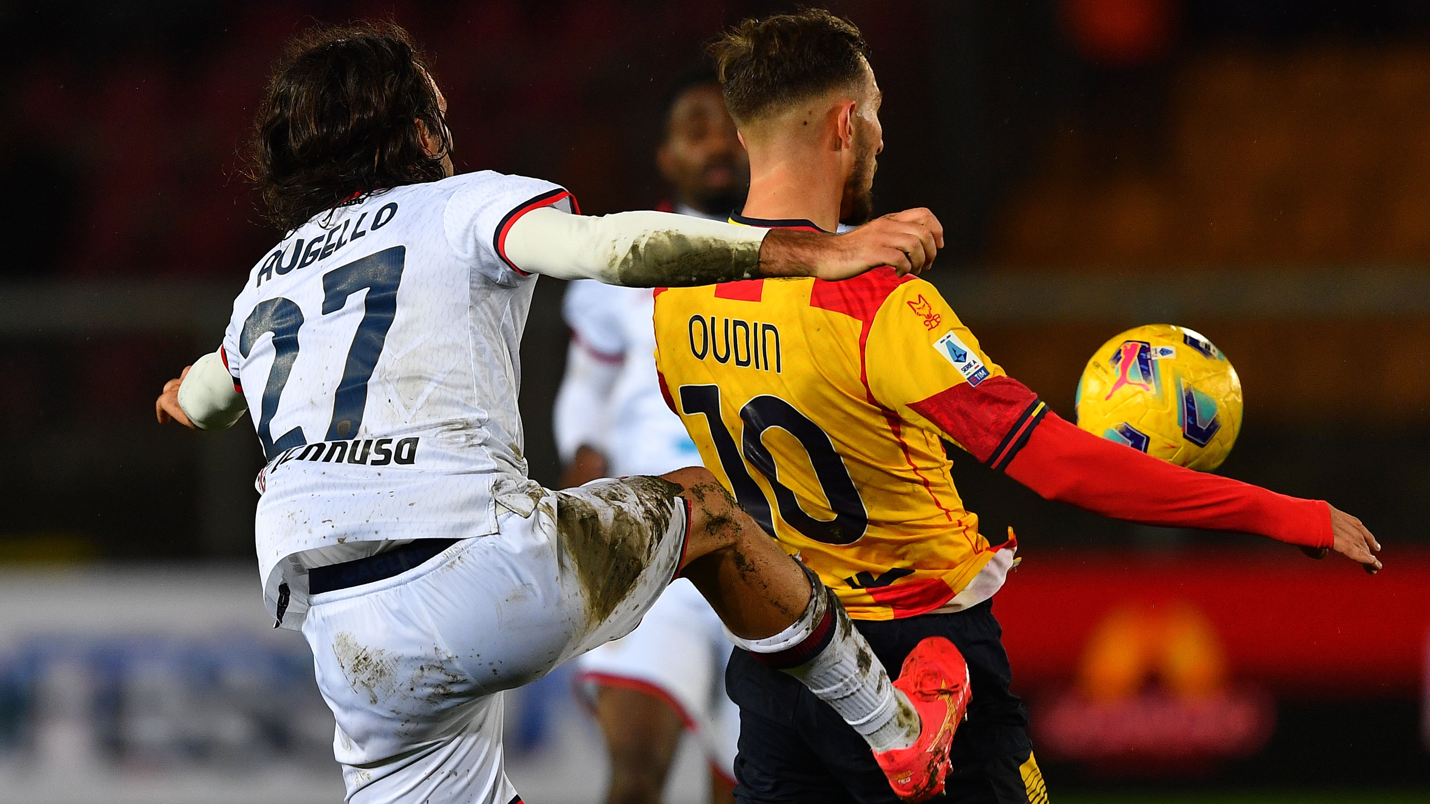 Nel diluvio di Lecce, il Cagliari strappa un punto grazie al gol di Oristanio