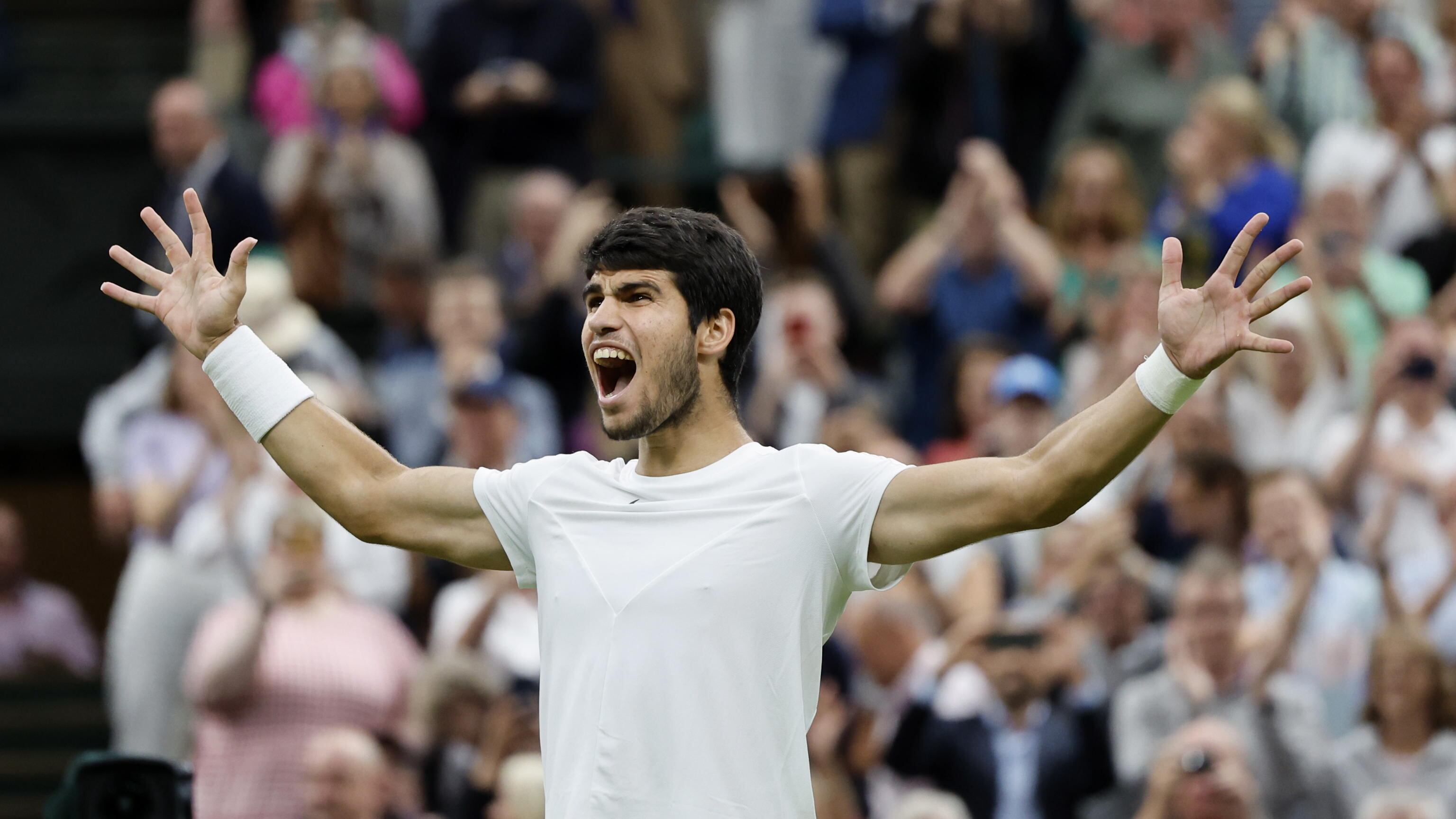 Wimbledon, Alcaraz domina Medvedev e raggiunge Djokovic in finale