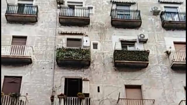 Napoli, incendio in un palazzo abitato: le fiamme, poi le esplosioni