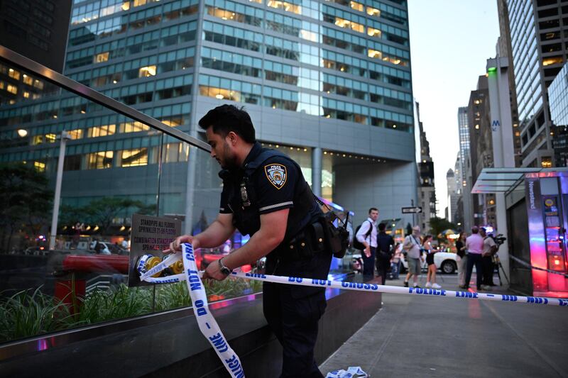 New York, l'intervento di poliziotti e medici dopo l'assalto nel grattacielo 4