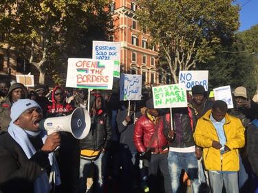 I migranti in corteo per chiedere più diritti 17