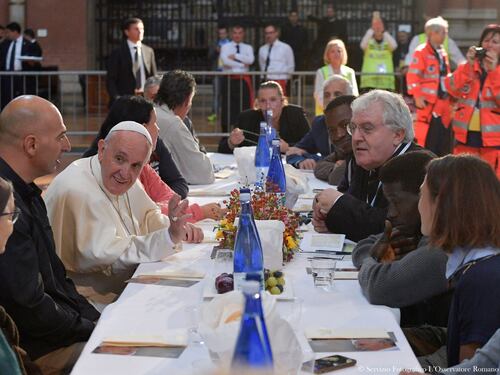 Bologna, il papa va a pranzo coi detenuti. E due di loro evadono