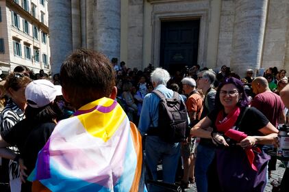 Folla in piazza del popolo e nella chiesa degli Artisti per il funerale di Michela Murgia 4