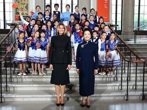 Peng canta, Melania loda il comunismo. First lady in sintonia