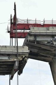 Ponte Morandi, le immagini della demolizione della trave tampone 5