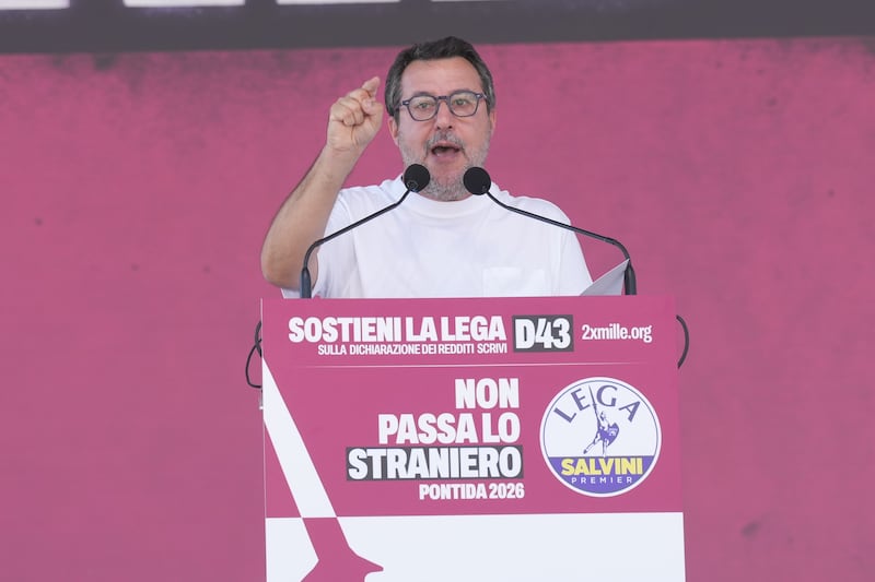 A Pontida è il giorno della Lega. Salvini: “Più militari nelle nostre città e no alle moschee”. E il pubblico lo acclama: “Matteo, Matteo”