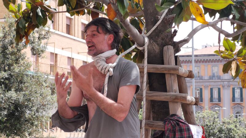 Operaio con il cappio al collo davanti al Comune di Napoli 4