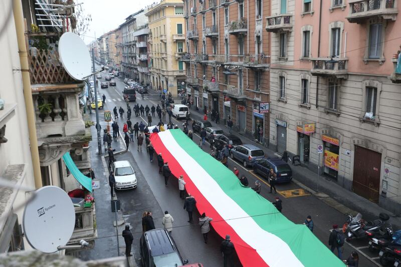 Fratelli d'Italia con tricolore di 500 metri in via Padova  6