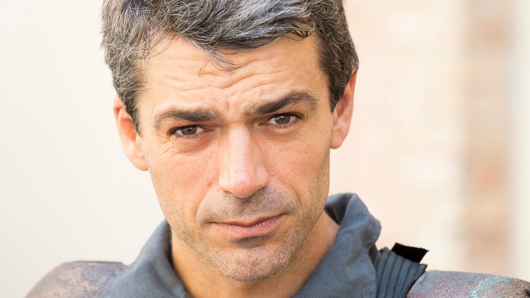 Argentero, il supereroe alla Forrest Gump che combatte le ingiustizie e la violenza