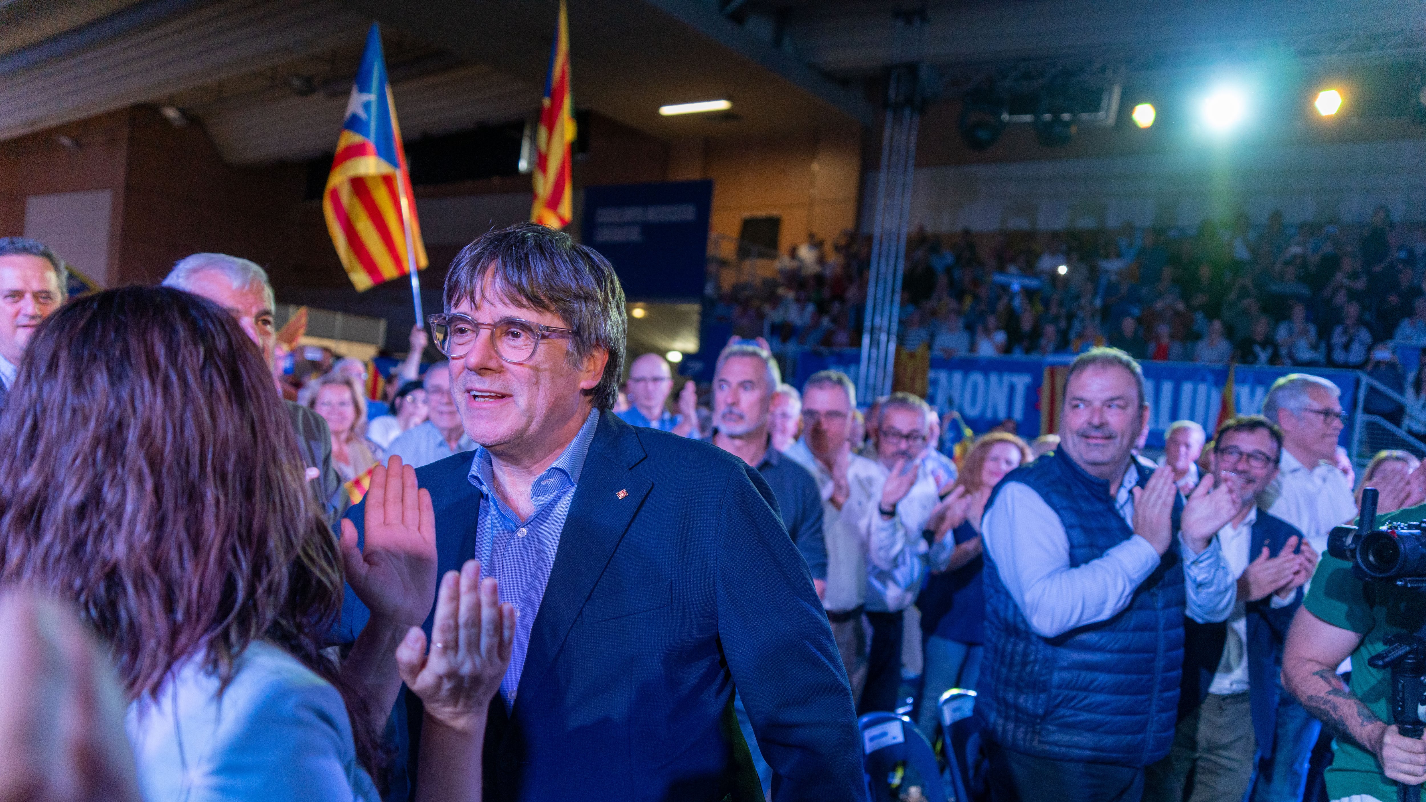 Spagna, Puigdemont oggi torna dall'esilio. Rischia l'arresto. Ma fa traballare Sánchez