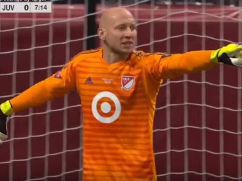 Follia nel calcio Usa: portiere intervistato a partita in corso