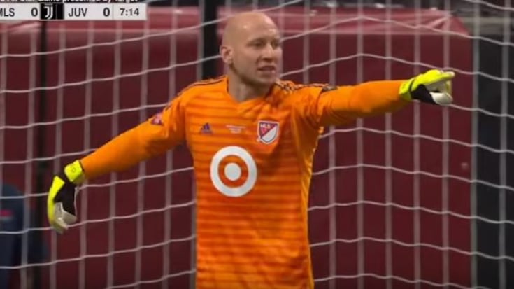 Follia nel calcio Usa: portiere intervistato a partita in corso