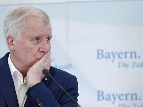 Cala popolarità di Seehofer: Tedeschi contro linea "anti-migranti"