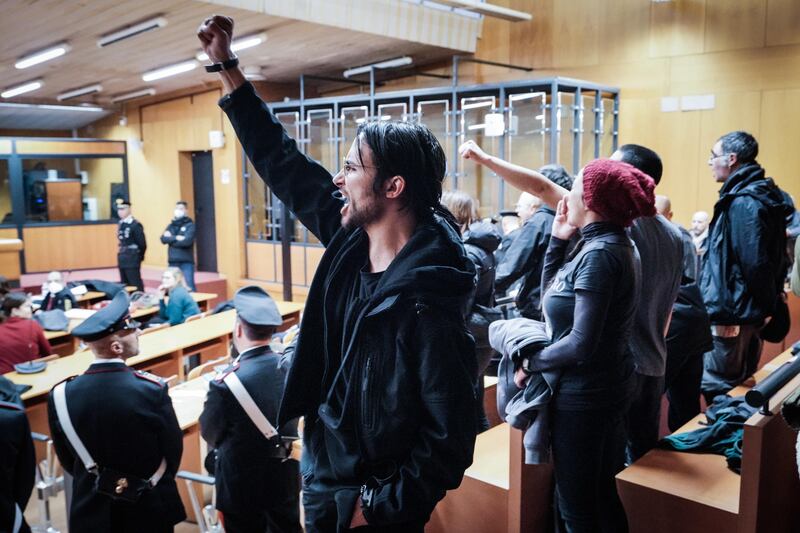 Bombe carta, fumogeni e pestaggi: Torino nella morsa degli anarchici 6