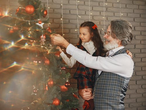 Regali di Natale per uomini over 60: dalla moda ai dischi, tutte le idee