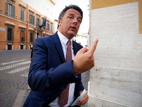 Renzi mollato dai "suoi" sindaci: "Non si sbatte la porta di casa"