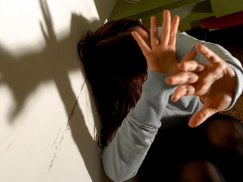 Stupra una 24enne incinta e va agli arresti domiciliari: kosovaro rischia il linciaggio