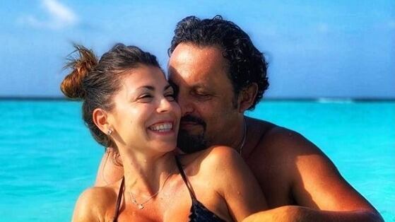Flora Canto sexy alle Maldive con la famiglia