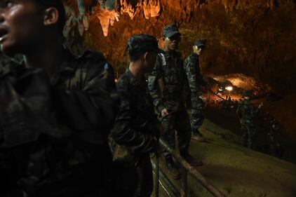 Thailandia, paura per 12 bambini intrappolati in una grotta 16
