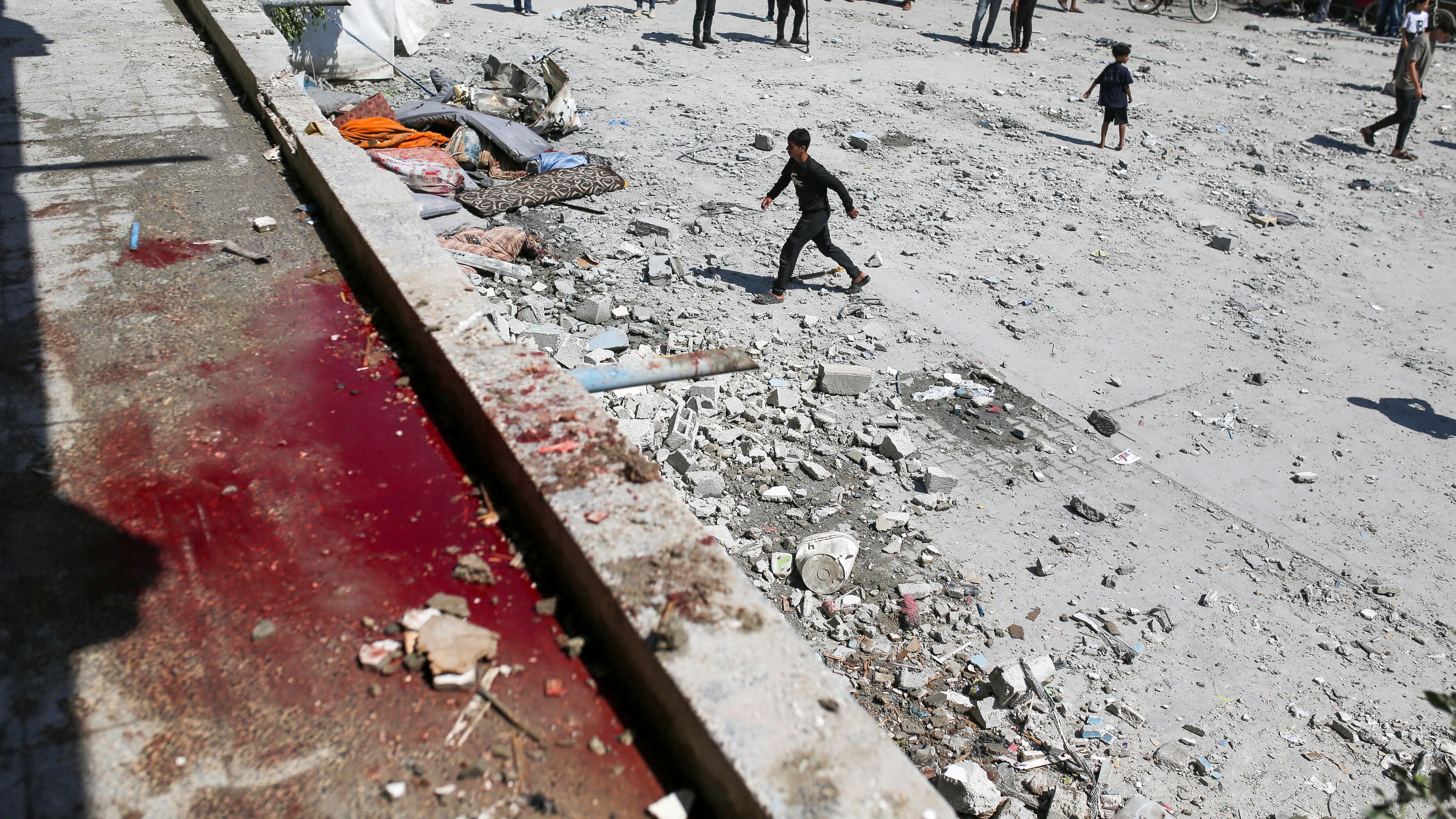Gaza, missili israeliani sulla scuola dell'Onu: 40 morti