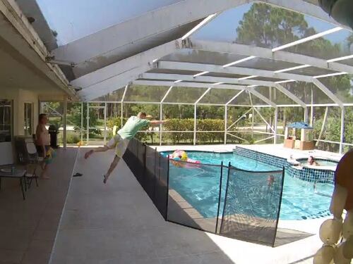 Superpapà salta il recinto e si tuffa in piscina per salvare il figlioletto