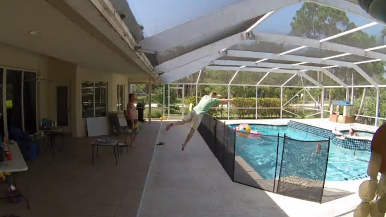 Superpapà salta il recinto e si tuffa in piscina per salvare il figlioletto
