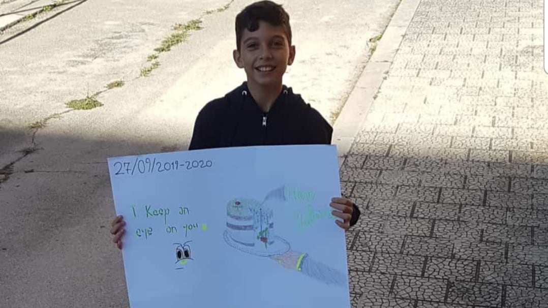 Il ragazzino che manifesta da solo: "La Terra è la nostra madre"