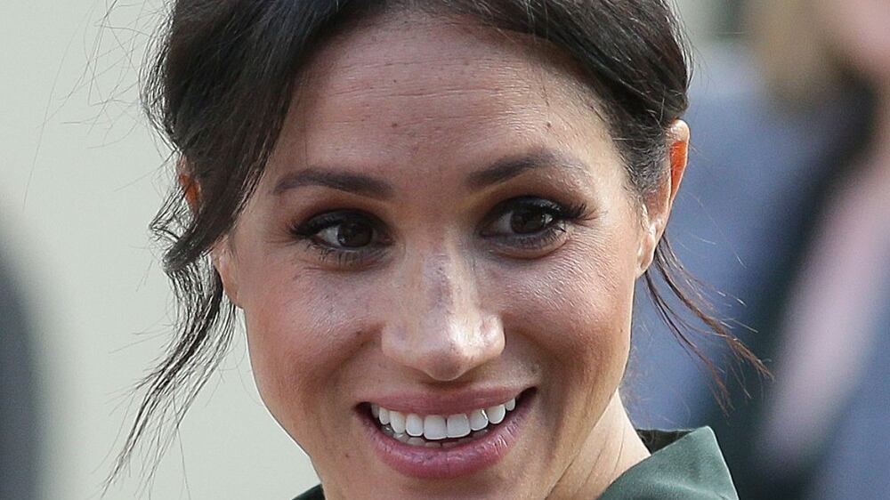 Meghan Markle viola l'etichetta ai Fashion Awards