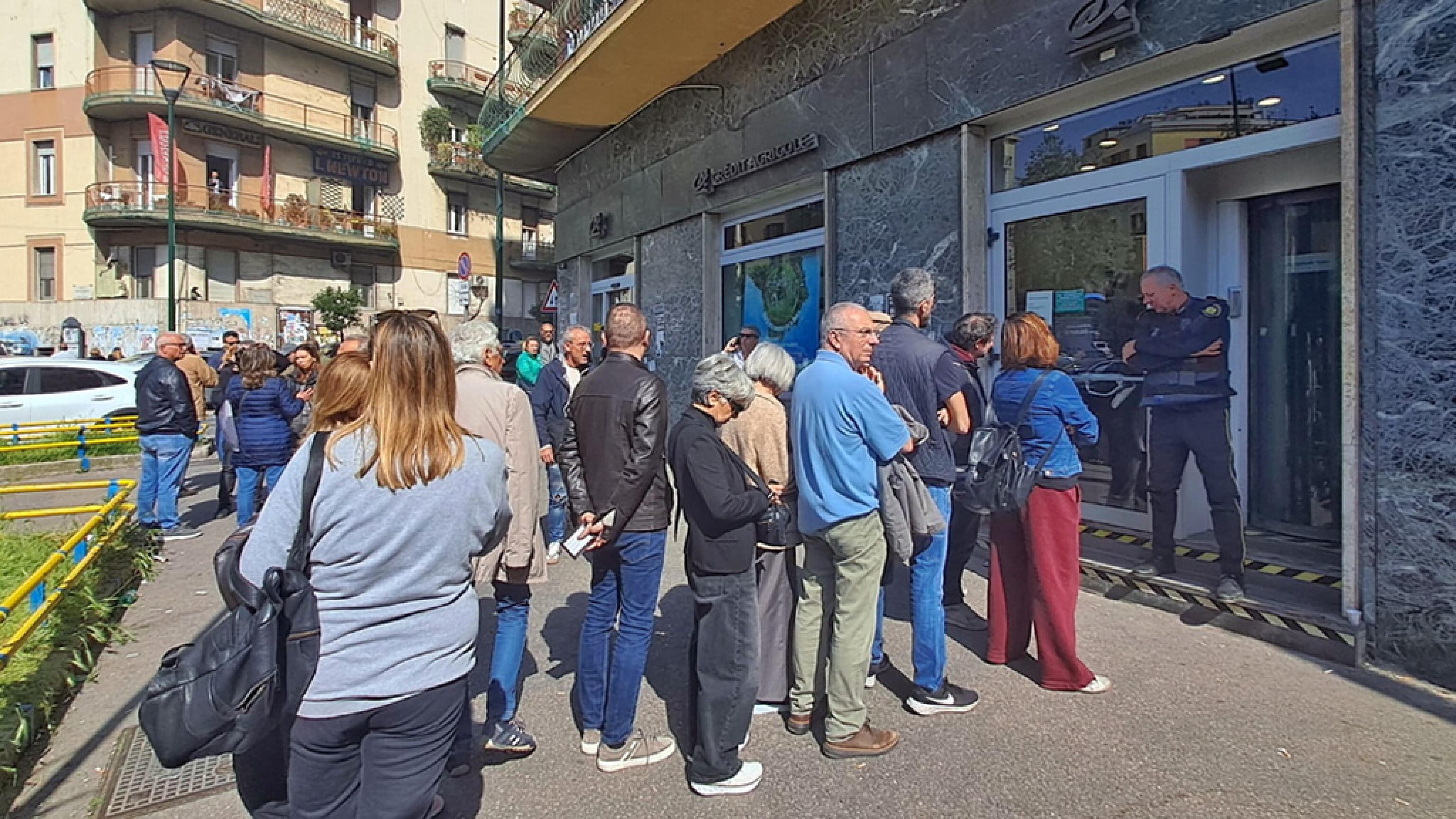 “Erano napoletani, con noi quasi gentili”: il racconto sui rapinatori della banca