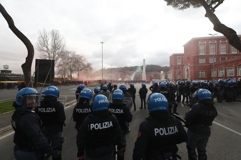 Scontri tra tifosi prima del derby Lazio-Roma: le immagini 2