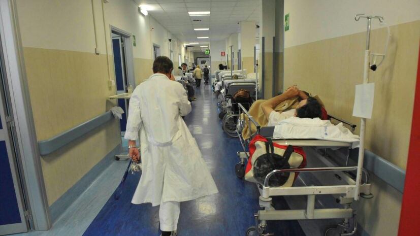 Picchia il medico che gli impedisce di stare con la moglie morente