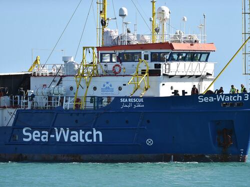 La nave "pirata" torna in mare Il "regalo" delle toghe a Carola