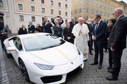 La Lamborghini ha regalato una supercar al Papa 1