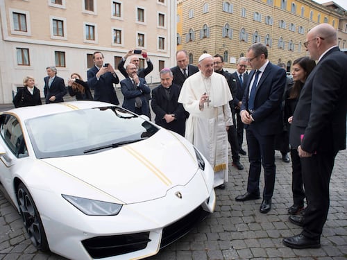 La Lamborghini regalata al Papa frutta 715mila euro all'asta